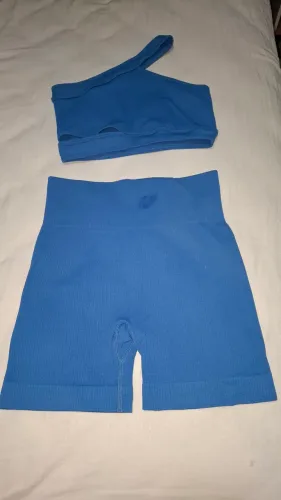 Conjunto top e shorts azul para academia