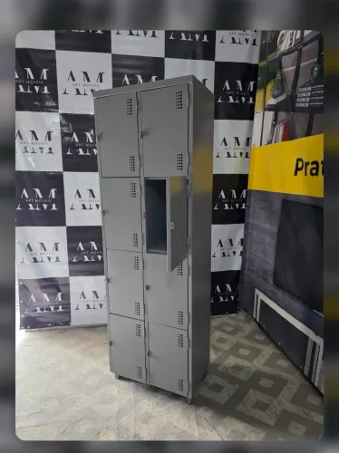 Guarda volume com 8 portas 