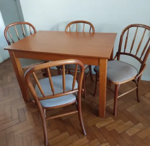 Belíssima mesa com 4 cadeiras