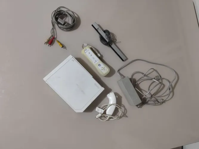 Vídeo game Nintendo wii branco com controle e micro SD