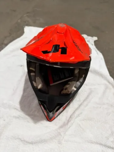 Capacete motocross Trilha Airoh modelo especial 56