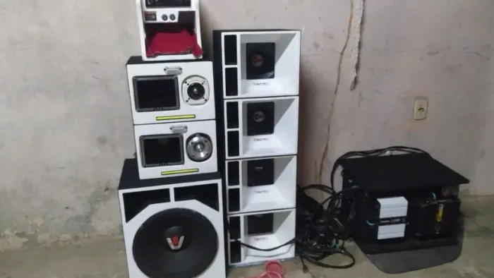 SOM AUTOMOTIVO - Vendo o kit completo, não desmonto.
