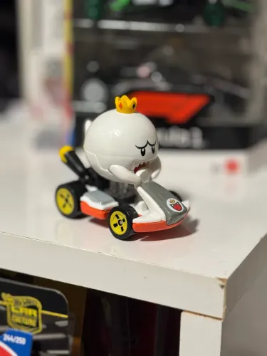 Hot Wheels Mario Kart King Boo Exclusiva Rainbow Road 