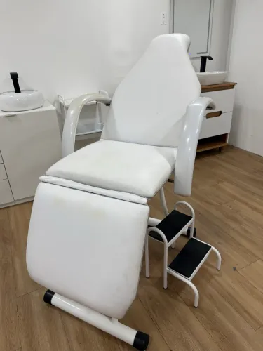 Maca Estética Reclinável Branca - Excelente Estado