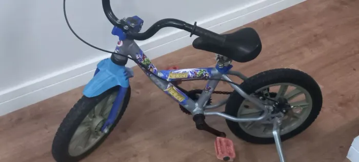 Bicicleta azul com rodinhas