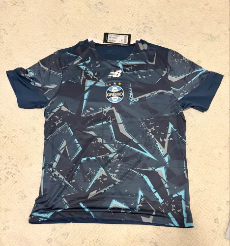 Camisa Grêmio aquecimento 2026 na etiqueta