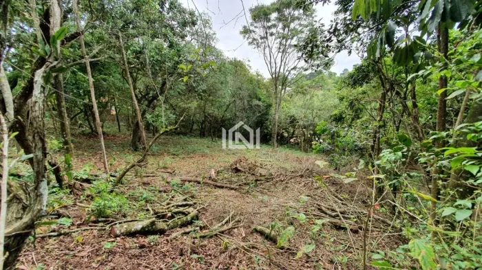 Terreno à venda no condomínio Jardim Mediterrâneo.