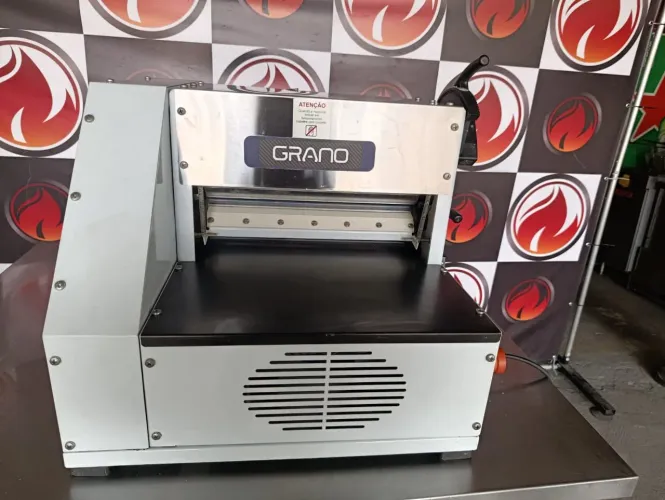 modeladora de pizza industrial 220 volts  da marca Grano modelo MDP 390 <br>