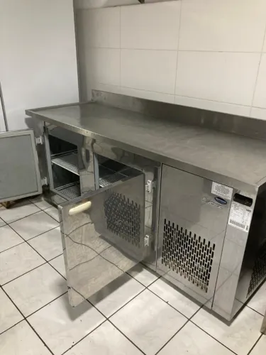 Balcão refrigerado usado em bom estado de conservação.