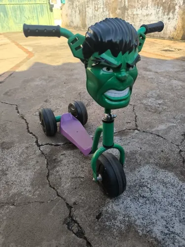 Patinete infantil Hulk