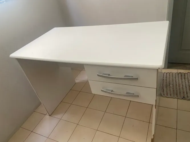 Escrivaninha em boas condições - valor a negociar 