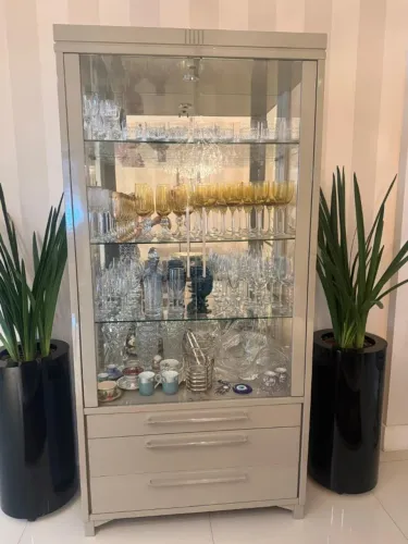 Cristaleira de alto padrão com 2 portas, 4 prateleiras e 3 gavetas