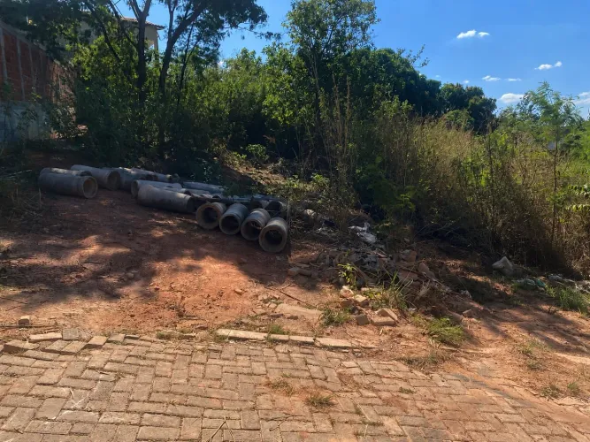 Terreno em arinqueiras atrás da via do areal ,