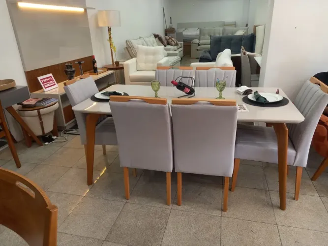 Mesa em madeira maciça