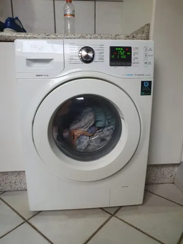 Máquina de lavar e secar roupas