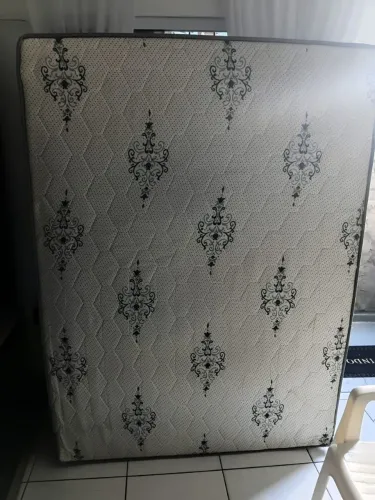 Cama box semi nova 200 pra vender logo tem conversa no valor 