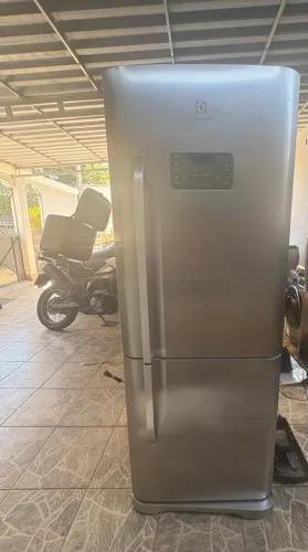Geladeira Electrolux Inverter - Freezer embaixo