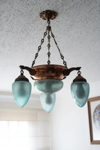 lustre vintage de teto com cúpulas de vidro fosco azul-esverdeado