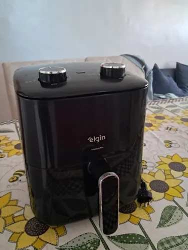 Air Fryer - Elgin, em bom estado.