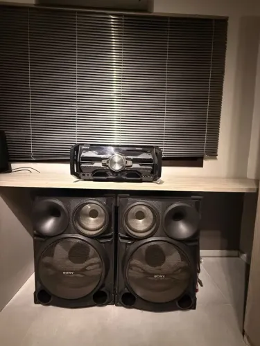Som Sony Genezi SH2000 com duas caixas, funcionando