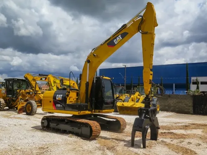 Escavadeira Caterpillar 313D2 GC 2018 equipada com garra