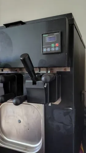 Máquina de sorvete 3 cubas e 4 bicos.