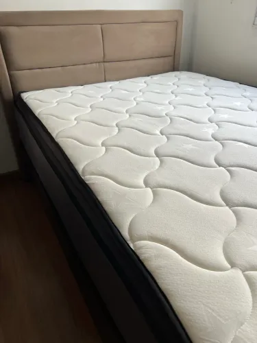 Cama box casal + cabeceira (base e colchão + cabeceira)