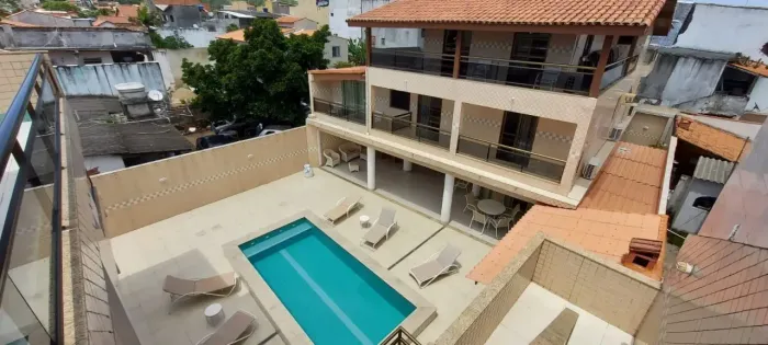 CASA TRIPLEX COM 18 QUARTOS A VENDA NA PRAIA GRANDE EM ARRAIAL DO CABO-RJ.
