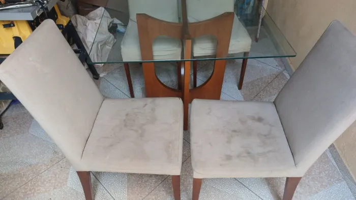 Mesa 4 cadeiras  com tampo de vidro e base de madeira