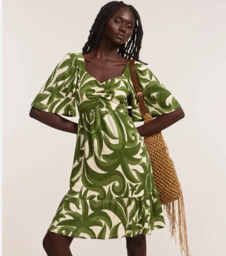 vestido curto texturizado verde e off white estilo farm cintura imperial estampa de folhas