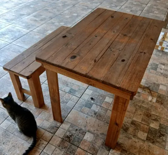 Mesa com banco (pinus)