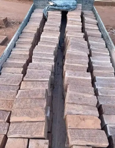 Pedras grês direto da pedreira