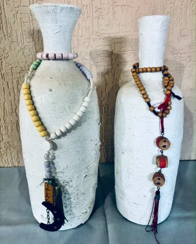Conjunto 2 Vasos Cerâmica Branca Com Japamala De Mesa Boho