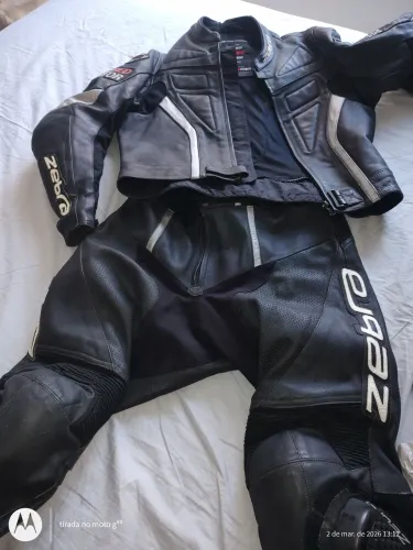 Macacão couro moto (pra sair rápido.)