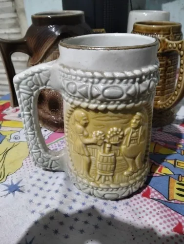 Caneca antiga de porcelana