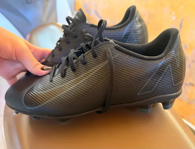 Vende - se chuteira Nike original campo
