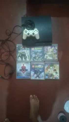 PlayStation 3 com 3 jogos com todos os cabos