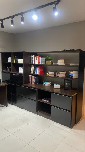 Estante para Escritório com Armários