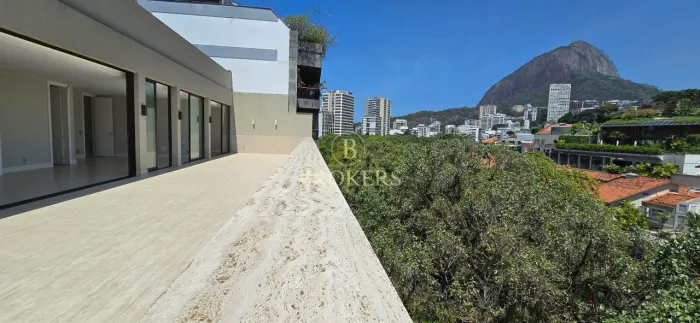 Cobertura linear, modernizada à venda no Leblon, São 460m², 4 suítes, vista indevassável p