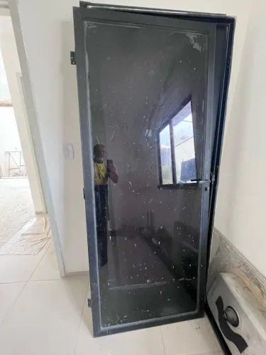 Porta de frente