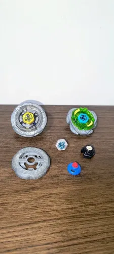 2 Beyblades metal originais+ peças para personalizar.
