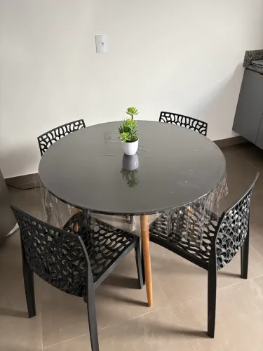 VENDO MESA COM 4 cadeiras