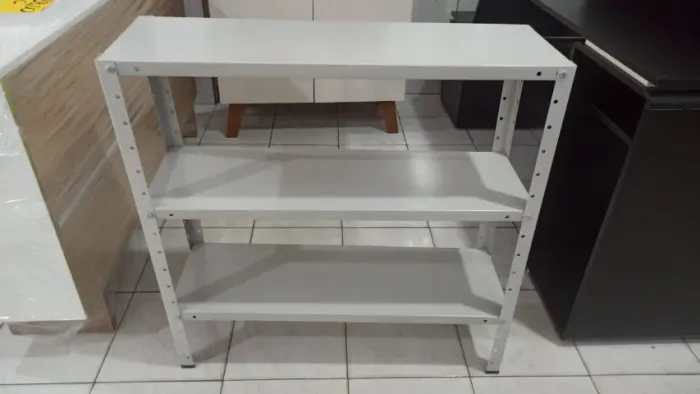 Estante com 3 prateleiras na cor cinza em aço  