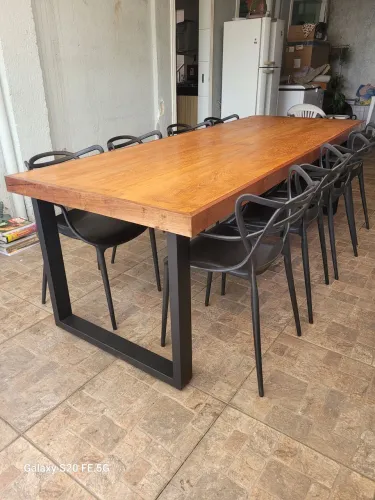 Mesa com 8 cadeiras estilo industrial pranchão angelim.