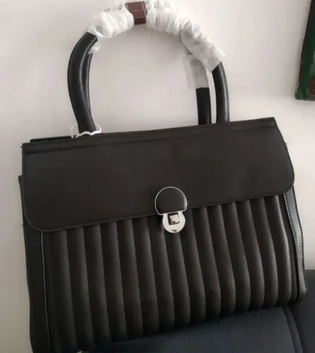 Bolsa preta elegante, linda, tamanho médio, nova