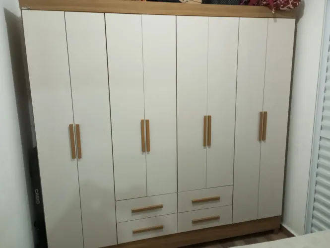 Guarda roupa 6 portas e 4 gavetas