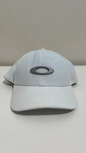 Boné Original Oakley Tincan na cor branca com o logotipo elíptico em metal prateado