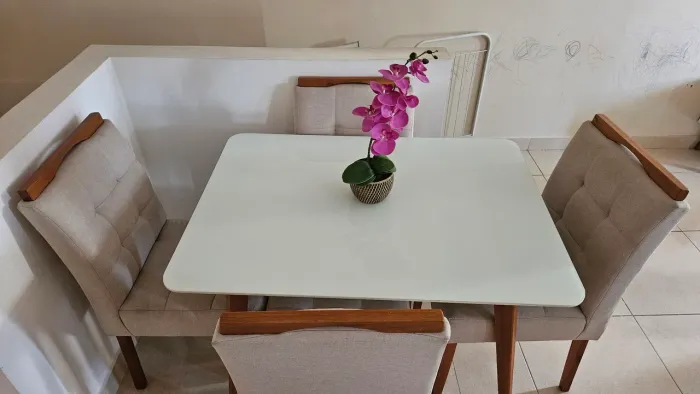 Conjunto de Mesa de Jantar com 4 Cadeiras Estofadas