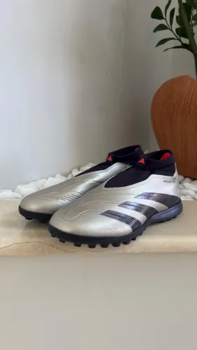 Chuteira Adidas Predator LightStrike - Tamanho 39 - Nunca Usado