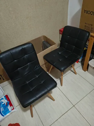 CADEIRA PRETA - COM MARCAS DE ARRANHADO DE GATO, MAS COMO SÃO PRETAS, ESTÃO DISCRETAS